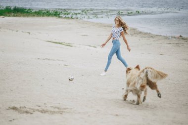 açık havada Köpeğiyle yürüyen Çift