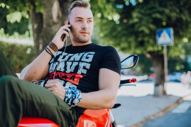 motorcyclis harika zaman tutar