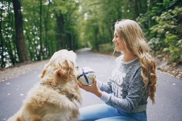 Par promenader utomhus med hennes hund — Stockfoto