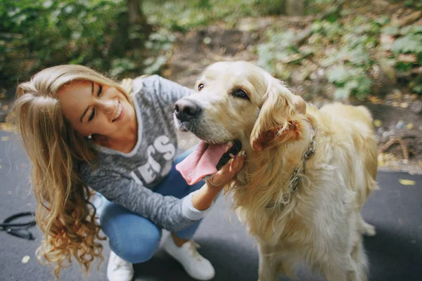 açık havada Köpeğiyle yürüyen Çift