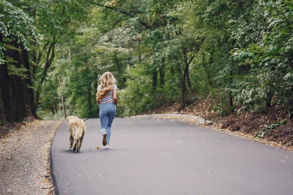 与她的狗到户外散步的夫妇 — 图库照片