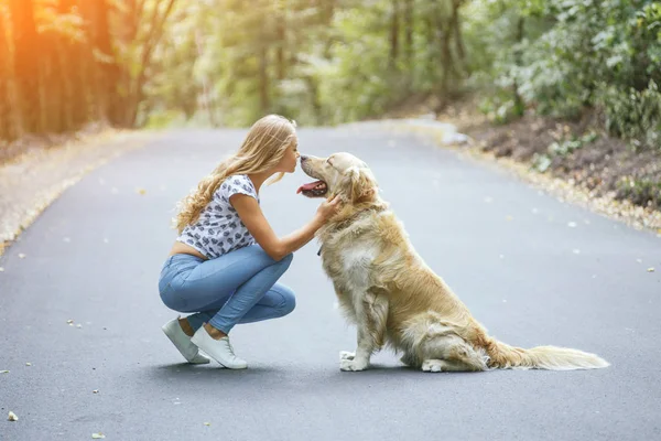 açık havada Köpeğiyle yürüyen Çift