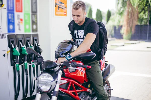 Motorradfahrer hält große Zeit durch — Stockfoto