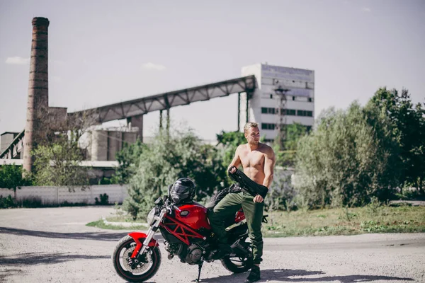 Motorcyclis harika zaman tutar — Stok fotoğraf