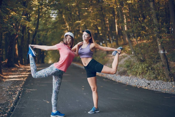 Esportes meninas ao ar livre — Fotografia de Stock