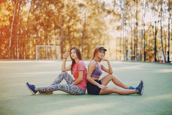 Ragazze sportive all'aperto — Foto Stock