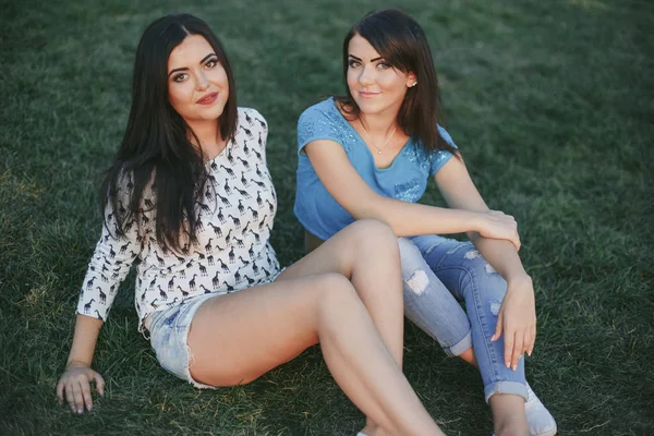 Zwei schöne Mädchen — Stockfoto