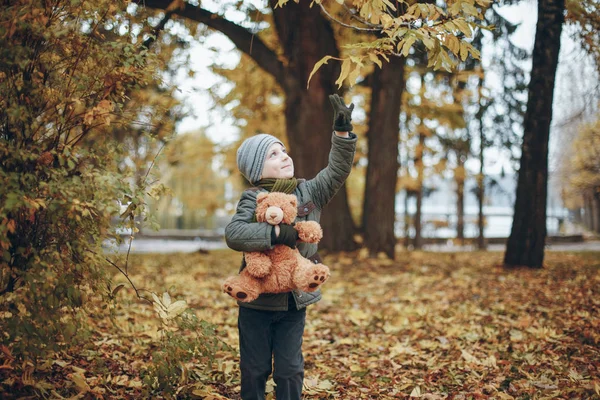 Menino com brinquedo — Fotografia de Stock