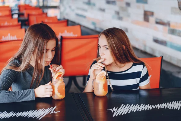 Ragazze con cocktail — Foto Stock