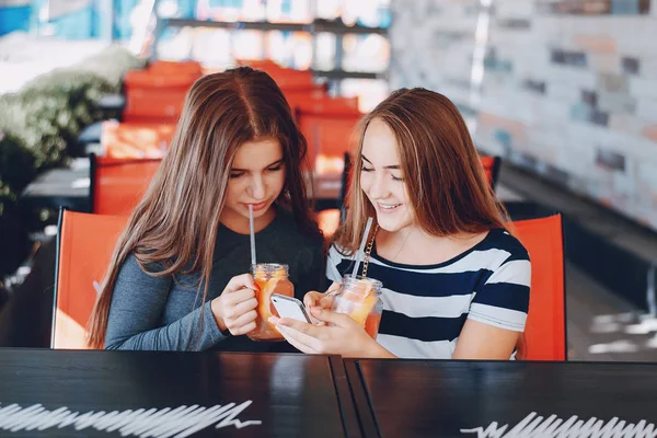 Mädchen mit Cocktails — Stockfoto