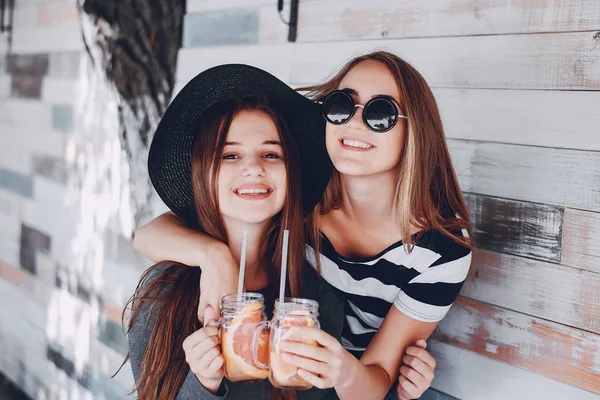 Meninas com coquetéis — Fotografia de Stock