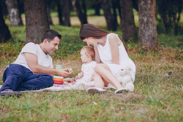 Famille dans le parc — Photo