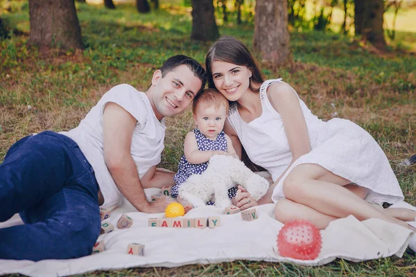 Familie in het park — Stockfoto