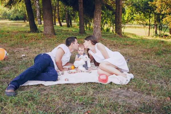 Familie im Park — Stockfoto