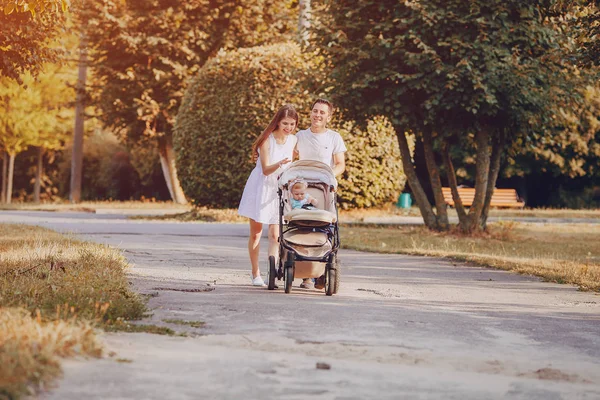 Familj i parken — Stockfoto