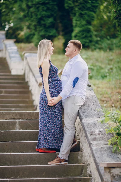 Couple dans le parc — Photo