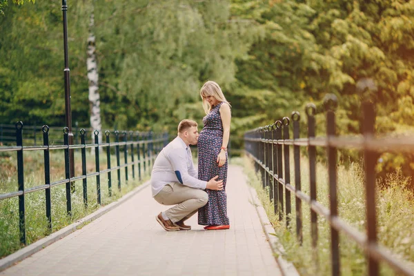 Casal no parque — Fotografia de Stock