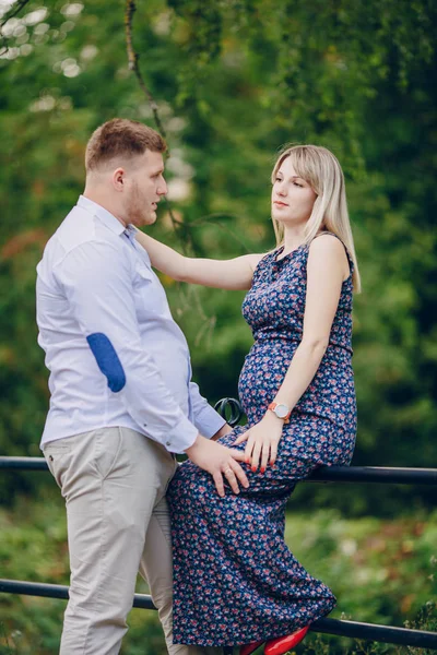 Couple dans le parc — Photo