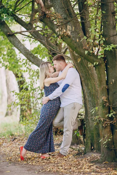 Casal no parque — Fotografia de Stock