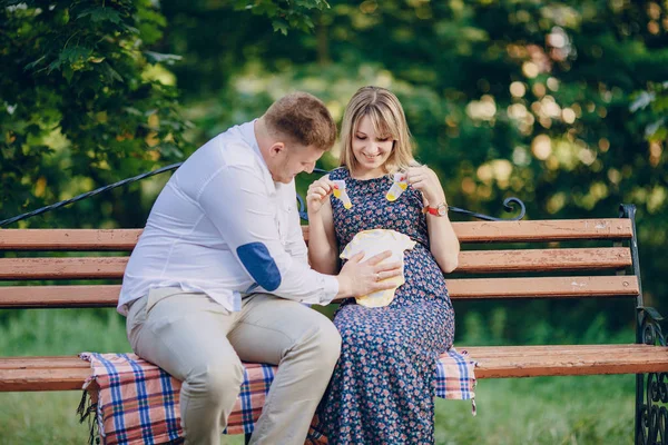 Koppel in het park — Stockfoto