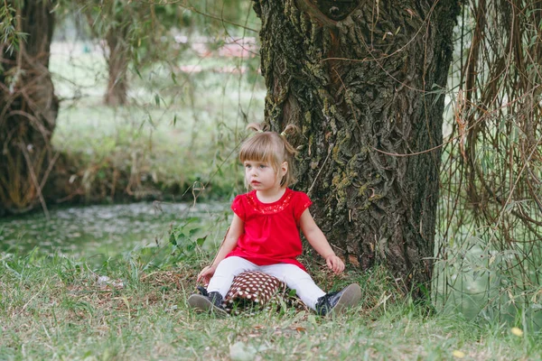 Pequeña chica hermosa — Foto de Stock