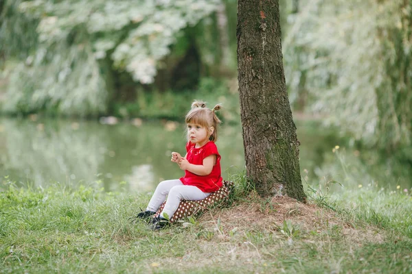 Menina bonita pequena — Fotografia de Stock