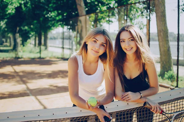 2 人の女の子の運動選手 — ストック写真