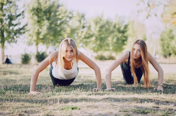 Iki kız sporcular — Stok fotoğraf