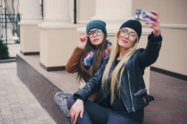 Meninas de moda bonita ao ar livre — Fotografia de Stock