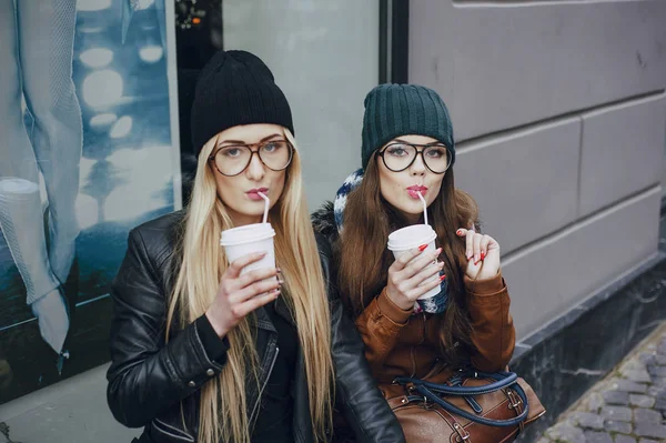 Mooie mode meisjes buiten — Stockfoto