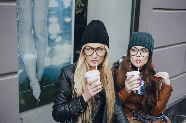 Meninas de moda bonita ao ar livre — Fotografia de Stock