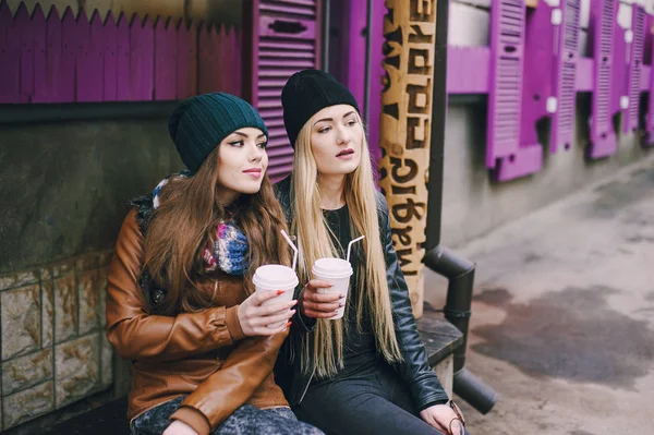 Schöne Mode Mädchen im Freien — Stockfoto