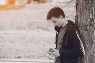 Becerikli alet ile adam