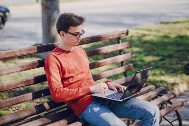 Becerikli alet ile adam