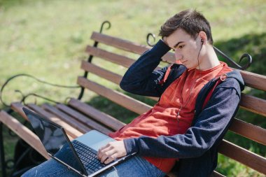 Becerikli alet ile adam