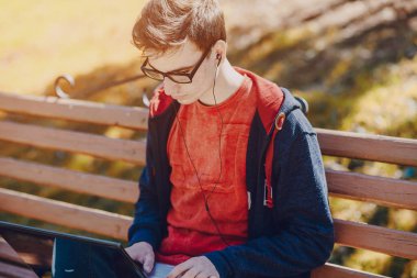 Becerikli alet ile adam