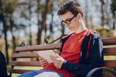 Becerikli alet ile adam