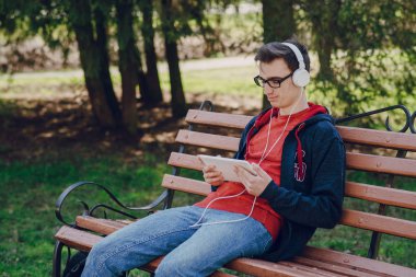 Becerikli alet ile adam