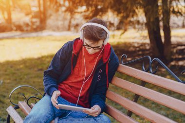 Becerikli alet ile adam