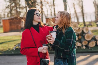 İki kız ile becerikli alet