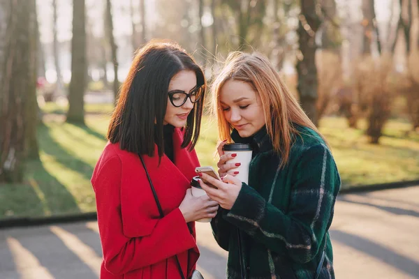 Två tjejer med gadget — Stockfoto