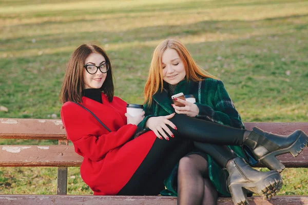 Due ragazze con gadget — Foto Stock