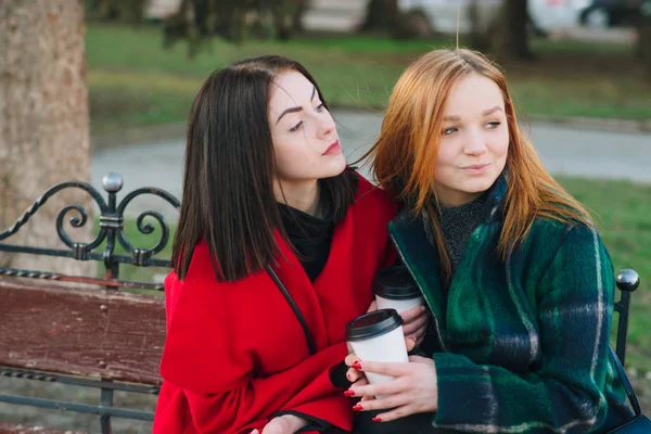 Dos chicas con gadget — Foto de Stock