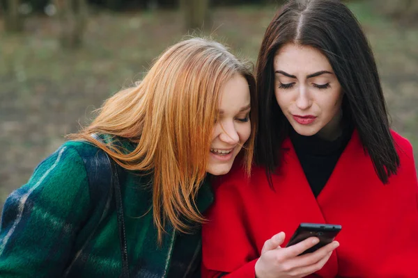 Due ragazze con gadget — Foto Stock