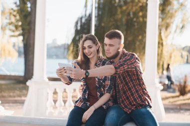 Sevgili çift yürüyüşe çıkmış.