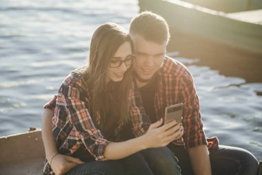 Sevgili çift yürüyüşe çıkmış.