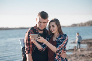 Sevgili çift yürüyüşe çıkmış.