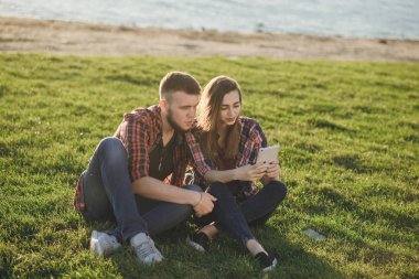 Sevgili çift yürüyüşe çıkmış.