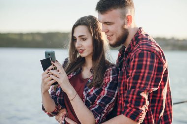 Sevgili çift yürüyüşe çıkmış.