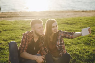 Sevgili çift yürüyüşe çıkmış.